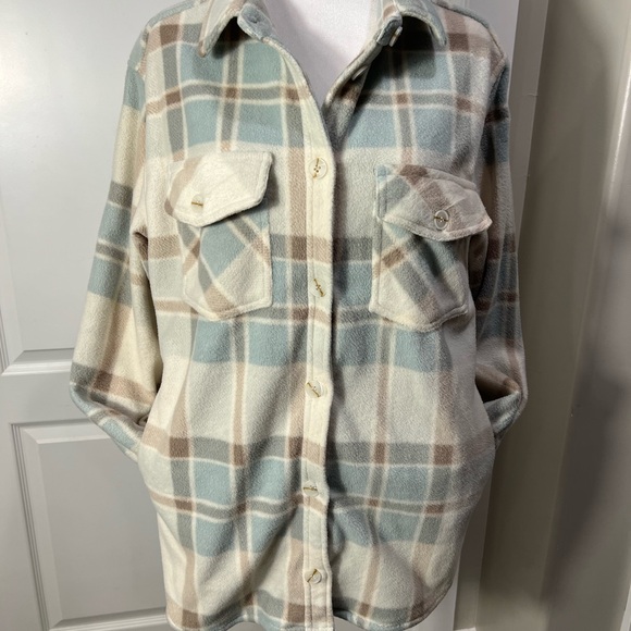 oversized button down fleece shacket light blue beige white plaid cabin cozy - Picture 3 of 10